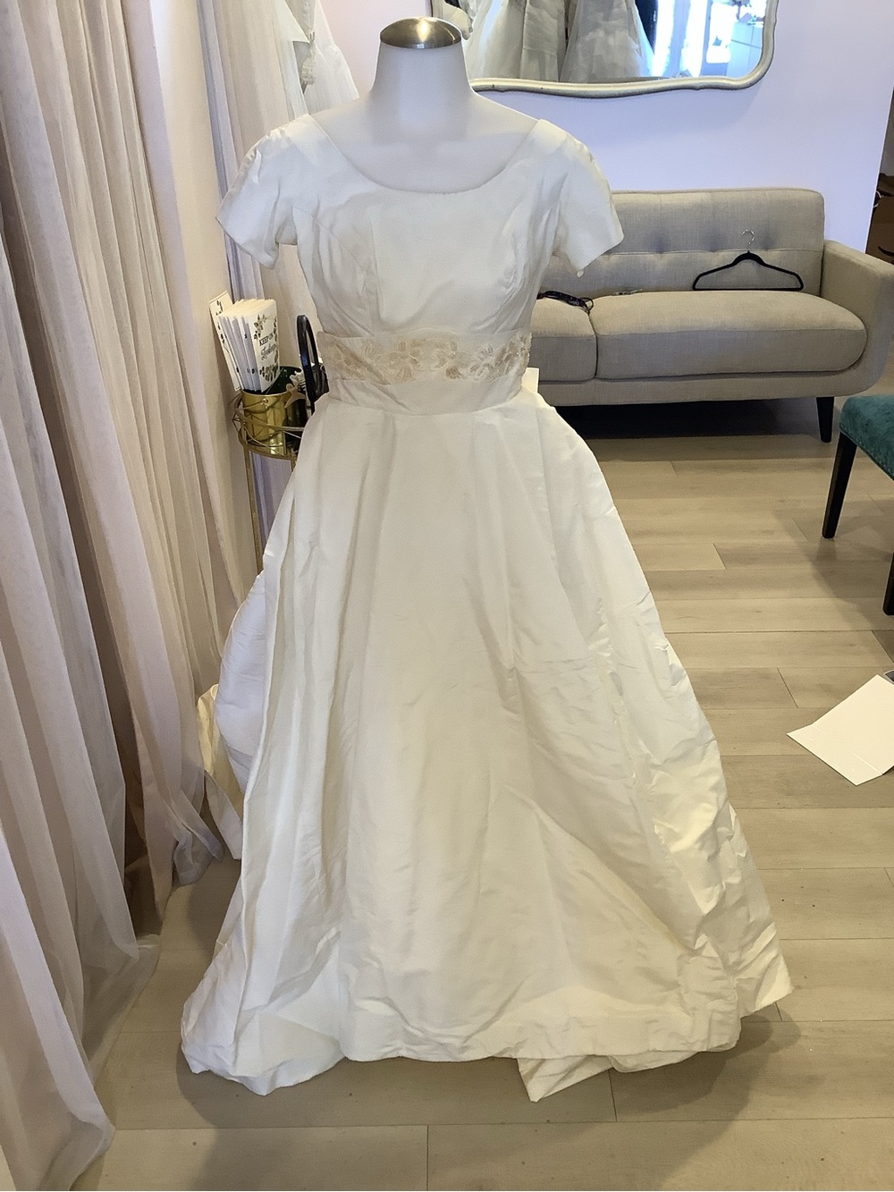 “C5” Vintage Ivory A-Line Dress with Bow Back - Picture 5 of 10